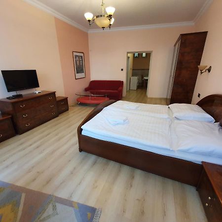 Evergreen Apartments Hotel การ์โลวีวารี ภายนอก รูปภาพ