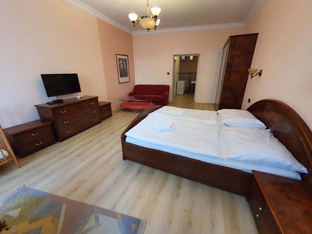 Evergreen Apartments Hotel การ์โลวีวารี ภายนอก รูปภาพ