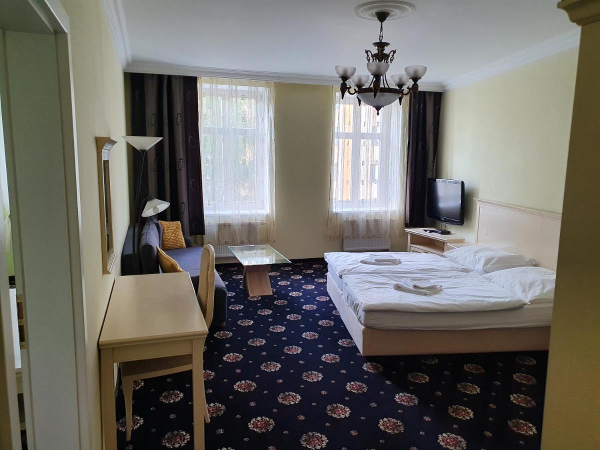 Evergreen Apartments Hotel การ์โลวีวารี ภายนอก รูปภาพ